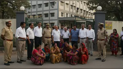 अलीगढ़: मेयर की फैक्ट्री में श्रमिक की मौत पर हंगामा, प्रशासन के भरोसे पर थमा बवाल
