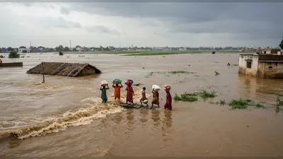 यूपी के मथुरा में यमुना का रौद्र रूप: बाढ़ के खतरे से छह गांव खाली, नाव चलाने पर लगा प्रतिबंध