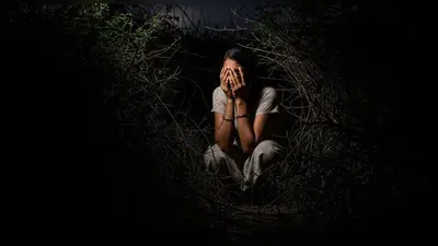 यूपी में इंसानियत शर्मसार: रात के अँधेरे में झाड़ियों में मिली युवती, युवकों ने पार की हदें, वीडियो वायरल