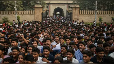 69000 शिक्षक भर्ती: सुप्रीम कोर्ट में सुनवाई टली, बेसिक शिक्षा मंत्री के आवास पर उमड़ा अभ्यर्थियों का सैलाब, बढ़ा आक्रोश!