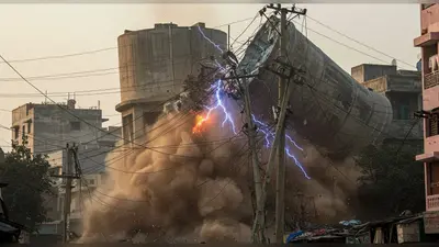खौफनाक वीडियो: बिजली के तार पर गिरी विशाल पानी की टंकी, कैमरे में कैद हुआ दिल दहला देने वाला हादसा!