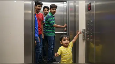 वायरल वीडियो: लिफ्ट में लड़कों की एंट्री और बच्चे का मज़ेदार ‘कांड’, देखकर पेट पकड़कर हंसेंगे आप!