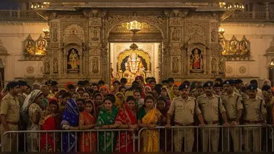 बांकेबिहारी मंदिर में वीआईपी ‘राज’ का आतंक: मंगला आरती में रोके गए आम श्रद्धालु, पुलिस ने ही तोड़े नियम