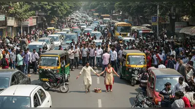 बीच सड़क पर चार फेरे: टक्कर के बाद स्कूटी-बाइक सवारों ने रचाई अनोखी शादी, लग गया भीषण जाम!