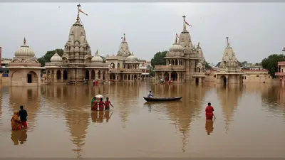 मथुरा में बाढ़ से हाहाकार: यमुना का जलस्तर बढ़ा, सड़कें तालाब बनीं, मंदिरों में घुसा पानी, हजारों ने छोड़ा घर