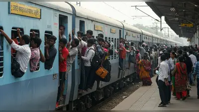 रेलवे का अजब हाल: ट्रेनों में टिकट से ज़्यादा सवारी, हेल्पलाइन पर शिकायतों का अंबार!
