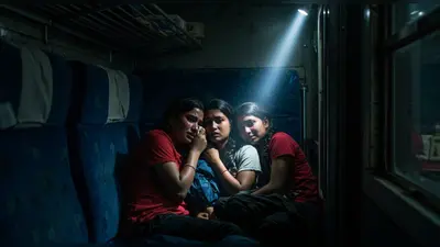 यूपी में सनसनी: एसी कोच से मिलीं 3 बंधक किशोरियां, मानव तस्करी रैकेट की आशंका