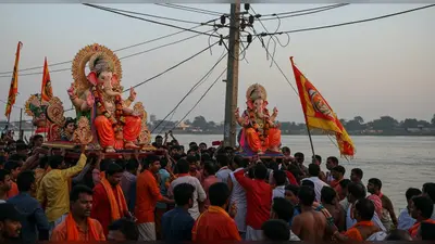 मूर्ति विसर्जन के दौरान भयानक हादसा: हाई टेंशन तार से झंडा छूते ही लगा करंट, 12 से ज्यादा लोग झुलसे