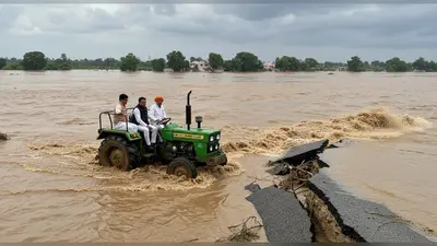 मथुरा में यमुना का विकराल रूप: तेज धार में बही सड़क, DM-ADM ट्रैक्टर से पहुंचे; तस्वीरें वायरल