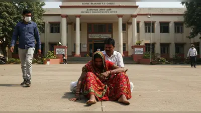 मथुरा में अश्लील हरकत: रिपोर्ट दर्ज न होने पर बांदा में किन्नर ने डीएम कार्यालय के बाहर खाया जहर, हालत गंभीर