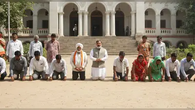 यूपी: नगर पंचायत कर्मियों की आवाज बने किसान नेता, घुटनों के बल पहुंच गए कलेक्ट्रेट