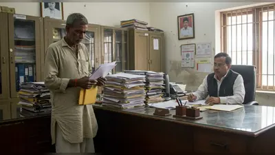 यूपी: सांसद भोले के भाई पर जमीन हड़पने का आरोप, पीड़ित ने DM से लगाई न्याय की गुहार, बोला- तीन महीने से काट रहा हूं चक्कर