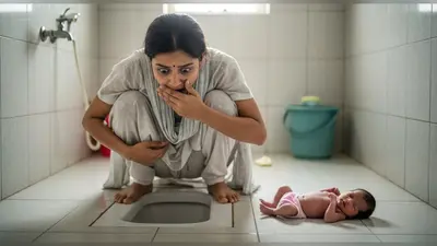 पेट दर्द समझ टॉयलेट गई युवती, पलक झपकते ही बच्चे का जन्म, परिवार के उड़े होश!