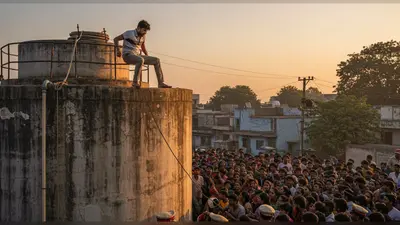 प्यार में पागल पवन टंकी पर चढ़ा, बोला- ‘खुश्बू से बात कराओ वरना कूद जाऊंगा!’