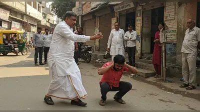 कानपुर: सोशल मीडिया कमेंट नापसंद, ब्लॉक प्रमुख ने होटल मालिक को ‘मुर्गा’ बनाकर पीटा, वीडियो वायरल