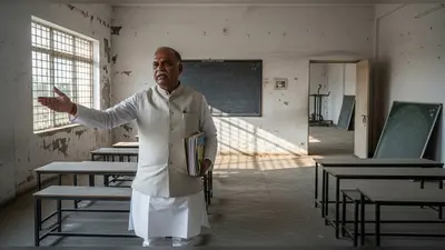 अलीगढ़ में बड़ा घोटाला: बरौली पंचायत अध्यक्ष ने ईओ पर लगाया आरोप, बिना फर्नीचर के लाखों का भुगतान; जिम और स्मार्ट क्लास में भी गड़बड़झाला