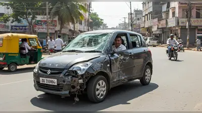 वायरल वीडियो: आधी टूटी कार को मजे से चलाता दिखा शख्स, देखकर सब हैरान!