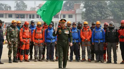बरेली से माउंट मुकुट फतह की ओर निकला दल: लेफ्टिनेंट जनरल ने दिखाई हरी झंडी