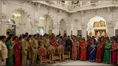 बांकेबिहारी मंदिर में मर्यादा का उल्लंघन: VIP कुर्सी, हथियारों के साथ घुसपैठ से भक्तों में भारी गुस्सा