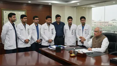 यूपी में सख्त कार्रवाई: अनुशासनहीनता और गैरहाजिरी पर 10 डॉक्टरों पर गिरी गाज, ब्रजेश पाठक ने दिए बर्खास्तगी के निर्देश