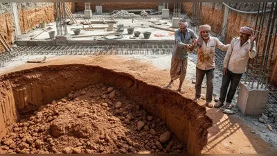 हाथरस: निर्माणाधीन बेसमेंट में धंसी मिट्टी की ढाय, दो मजदूर सकुशल निकाले गए!