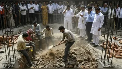 हाथरस में बड़ा हादसा: निर्माणाधीन बेसमेंट में मिट्टी धंसने से दो मजदूर दबे, एक को निकाला, बचाव अभियान जारी