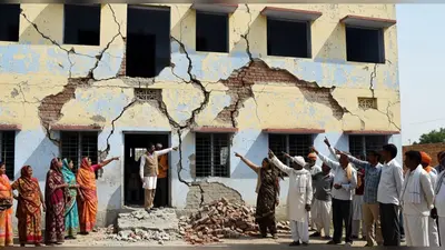 बुलंदशहर: कस्तूरबा गांधी विद्यालय में घटिया निर्माण, लोगों ने की ठेकेदार को ब्लैकलिस्ट करने की मांग
