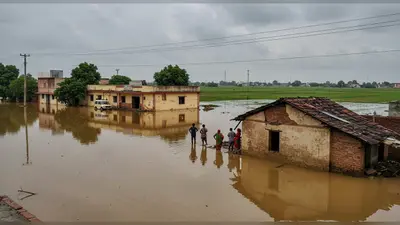 यूपी में तीन घंटे की आफत: थाना-अस्पताल डूबे, मकान गिरा, खेतों में बिछी फसलें
