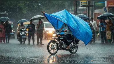 वायरल हुआ बाइक पर बारिश से बचने का ये अजब जुगाड़, लोग बोले- ‘गजब का दिमाग!’