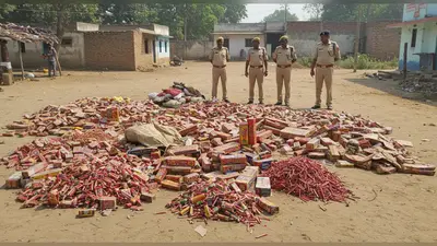 लखनऊ: बेहटा गांव में तीसरे दिन भी भारी मात्रा में मिले पटाखे, पुलिस ने किए नष्ट