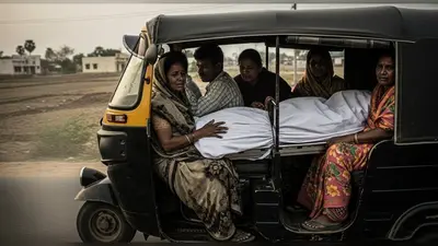 हमीरपुर: शव वाहन न मिलने पर परिजन ऑटो से ले गए बॉडी, वीडियो वायरल – स्वास्थ्य सेवाओं पर उठे सवाल