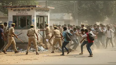 यूपी में बवाल: पुलिस चौकी में तोड़फोड़ के बाद छात्रों और ABVP कार्यकर्ताओं पर पुलिस का लाठीचार्ज; तस्वीरें वायरल