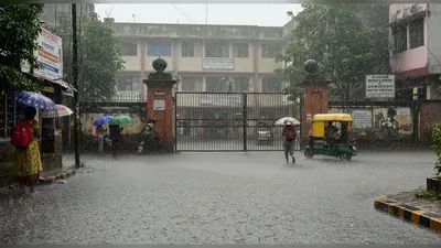उत्तर प्रदेश में भारी बारिश का कहर: 22 जिलों में अलर्ट, स्कूल-कॉलेज बंद, पारा लुढ़का