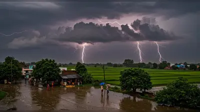 यूपी में भारी बारिश का अलर्ट: पश्चिमी तराई और दक्षिण के 22 जिलों में आज गरजेंगे बादल, जानें क्या हैं चेतावनी!