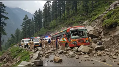 हिमाचल में बस पर चट्टानें गिरी, 2 महिलाओं की मौत:महाराष्ट्र-केरल और UP के टूरिस्ट घायल; रामपुर से शिमला आते वक्त हादसा