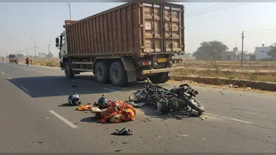 इटावा: बेकाबू कंटेनर ने रौंदी मोपेड, उछलकर गिरी गर्भवती की दर्दनाक मौत