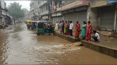 उत्तर प्रदेश में बारिश का कहर: 15 महीने के मासूम की नाले में बहकर मौत, सड़कें डूबीं, बाज़ार बंद