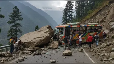 हिमाचल में रामपुर-शिमला मार्ग पर बस पर गिरी चट्टानें, 2 महिला पर्यटकों की मौत; यूपी, महाराष्ट्र और केरल के कई यात्री घायल