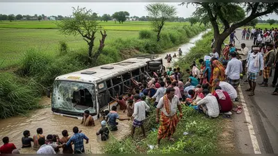 बदायूं में भीषण सड़क हादसा: पानी भरी खंती में पलटी निजी बस, एक महिला की मौत, 12 लोग घायल; यात्रियों में हाहाकार