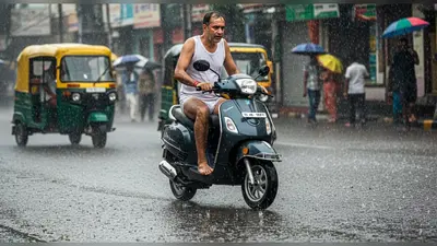 बारिश से बचने का अनोखा जुगाड़: शख्स ने कच्छा-बनियान में चलाई स्कूटी, वीडियो वायरल!