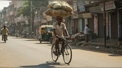 सिर पर भारी सामान लादकर, बिना हैंडल पकड़े साइकिल चला रहा शख्स! वीडियो हुआ वायरल, लोग हैरान