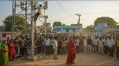 हरदोई में पत्नी की डांट से नाराज़ पति मोबाइल टावर पर चढ़ा, मचा हड़कंप!