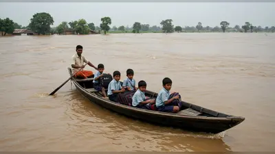 सरयू की बाढ़ में बच्चों की जान पर खेल पढ़ाई: अयोध्या में नाव से स्कूल जाने की बेबसी