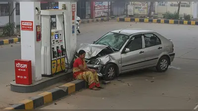 यूपी: पेट्रोल पंप पर खौफनाक हादसा, बैठी महिला को कार ने कुचला; CCTV फुटेज वायरल