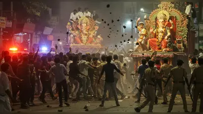 गणेश सवारी में लव जिहाद की झांकी पर फेंके पत्थर:उज्जैन के महिदपुर में तनाव; पुलिस ने हल्का बल प्रयोग कर भीड़ को खदेड़ा