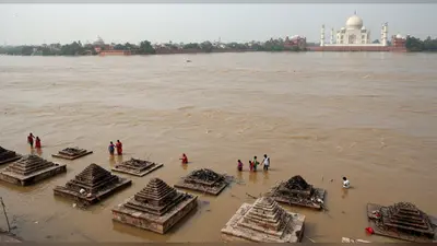 यमुना का रौद्र रूप: मोक्षधाम डूबे, चिता जलाने की जगह नहीं; ताजमहल तक पहुंचा पानी, हजारों बेघर
