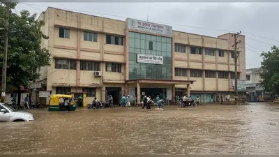 शाहजहांपुर में बाढ़ का कहर: मेडिकल कॉलेज में घुसा पानी, वार्ड खाली; लखनऊ-दिल्ली हाईवे पर दो फुट जलजमाव, छोटे वाहन ठप