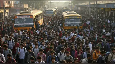 यूपी में पीईटी परीक्षा का महासंग्राम: 48 जिलों में 25 लाख अभ्यर्थी, सड़कों पर उमड़ा जनसैलाब; जानें क्या है खास