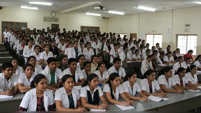 यूपी में MBBS का नया सत्र शुरू, कॉलेज में 50% शिक्षक कम: छात्रों के भविष्य पर सवाल!