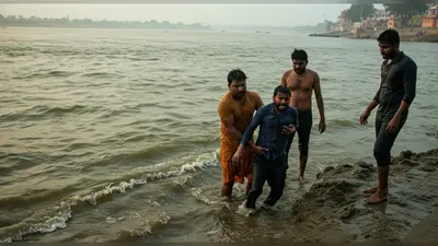 अमरोहा: गंगा में मछली पकड़ते हुए बड़ा हादसा, तीन दोस्त बहे, एक की दर्दनाक मौत, दो बचाए गए